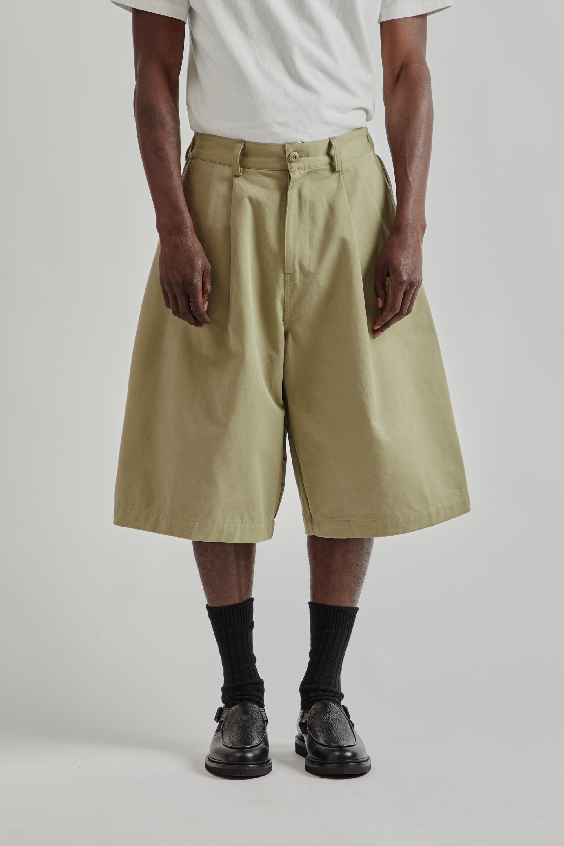 Estudio Niksen FW25 Pintuck Wide Shorts Khaki 2