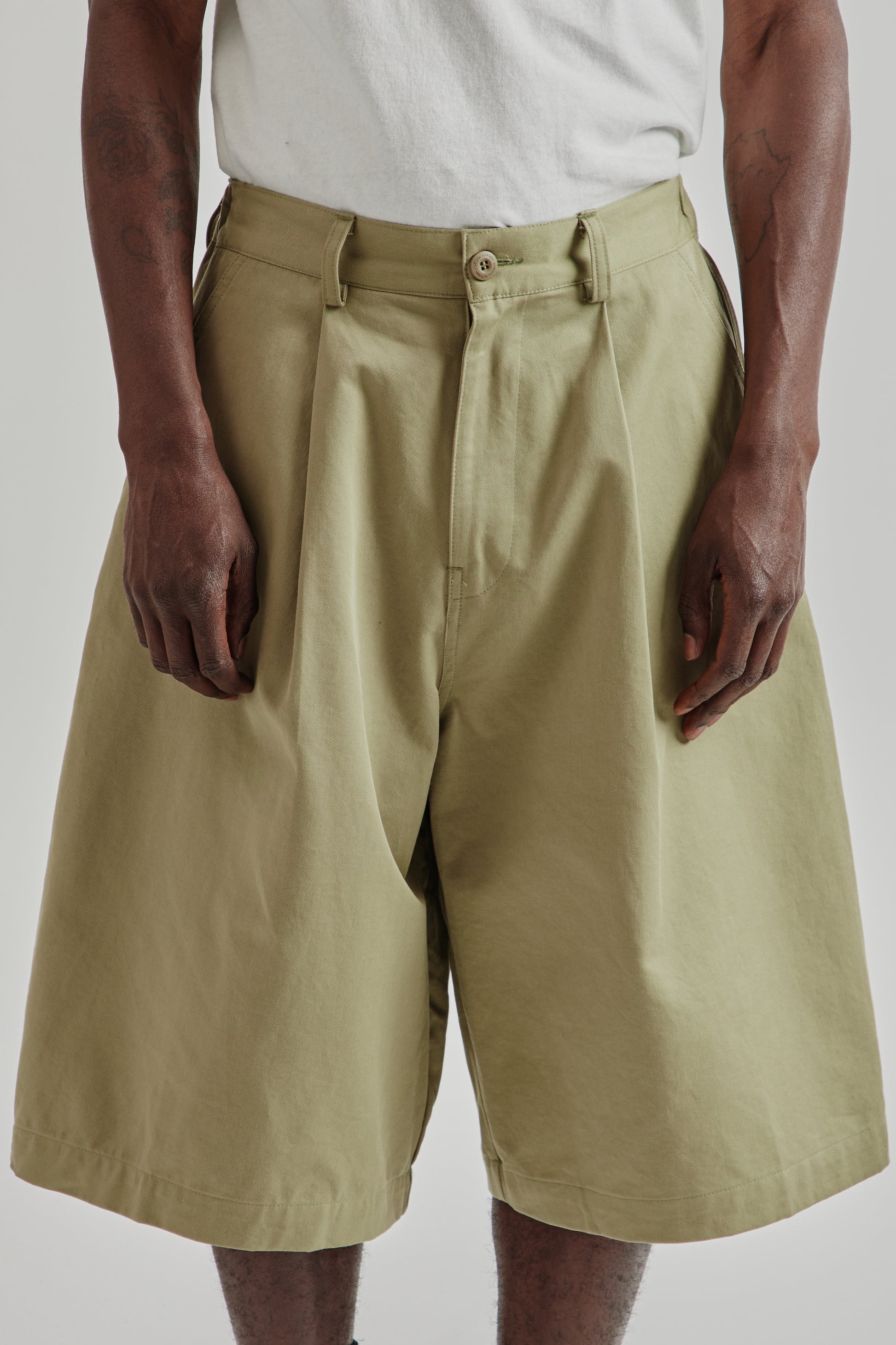 Estudio Niksen FW25 Pintuck Wide Shorts Khaki 6
