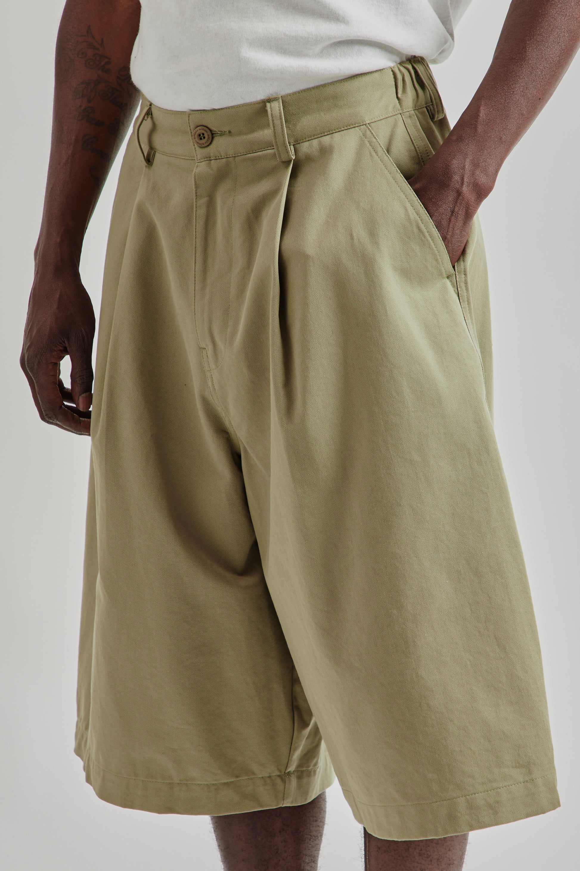 Estudio Niksen FW25 Pintuck Wide Shorts Khaki 7