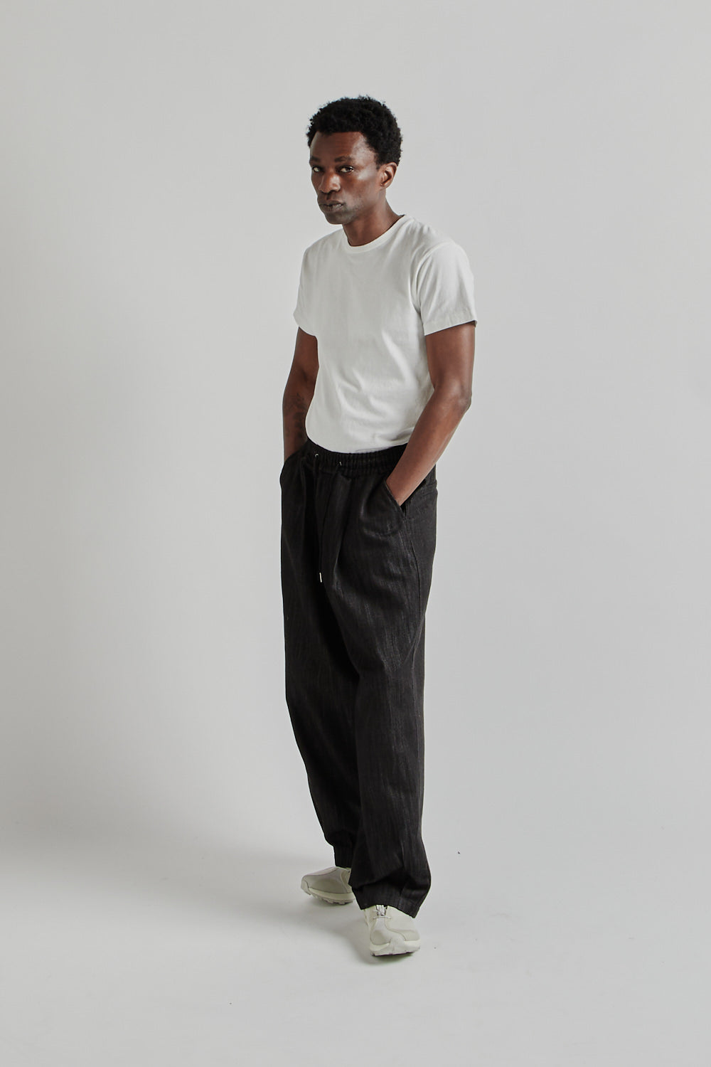 Estudio Niksen SS25 Pintuck Balloon Pants Black Denim 11