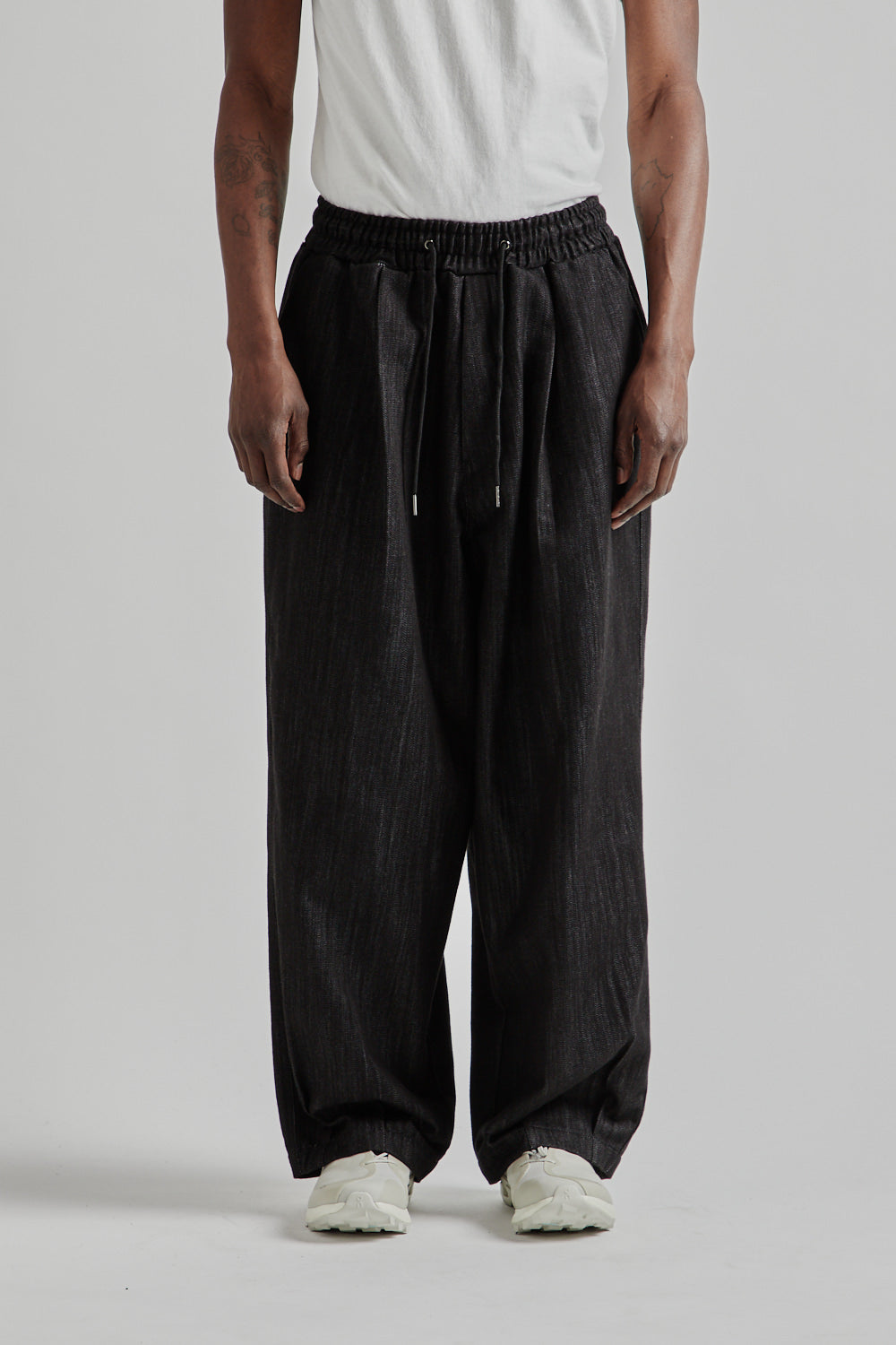Estudio Niksen SS25 Pintuck Balloon Pants Black Denim 5