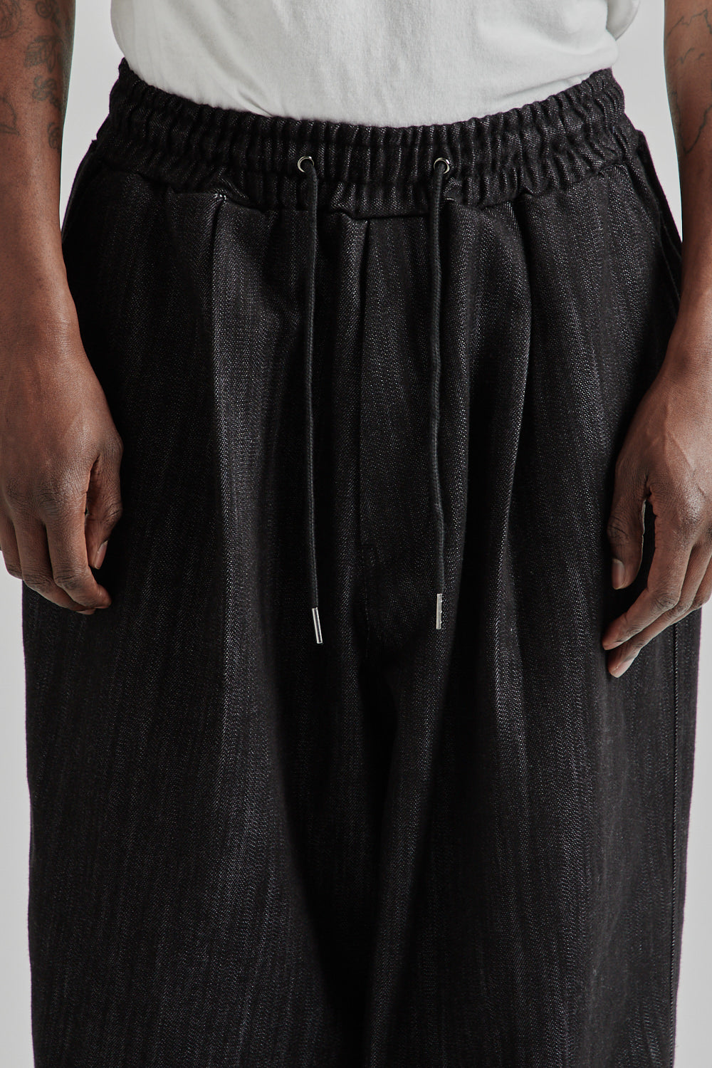 Estudio Niksen SS25 Pintuck Balloon Pants Black Denim 9