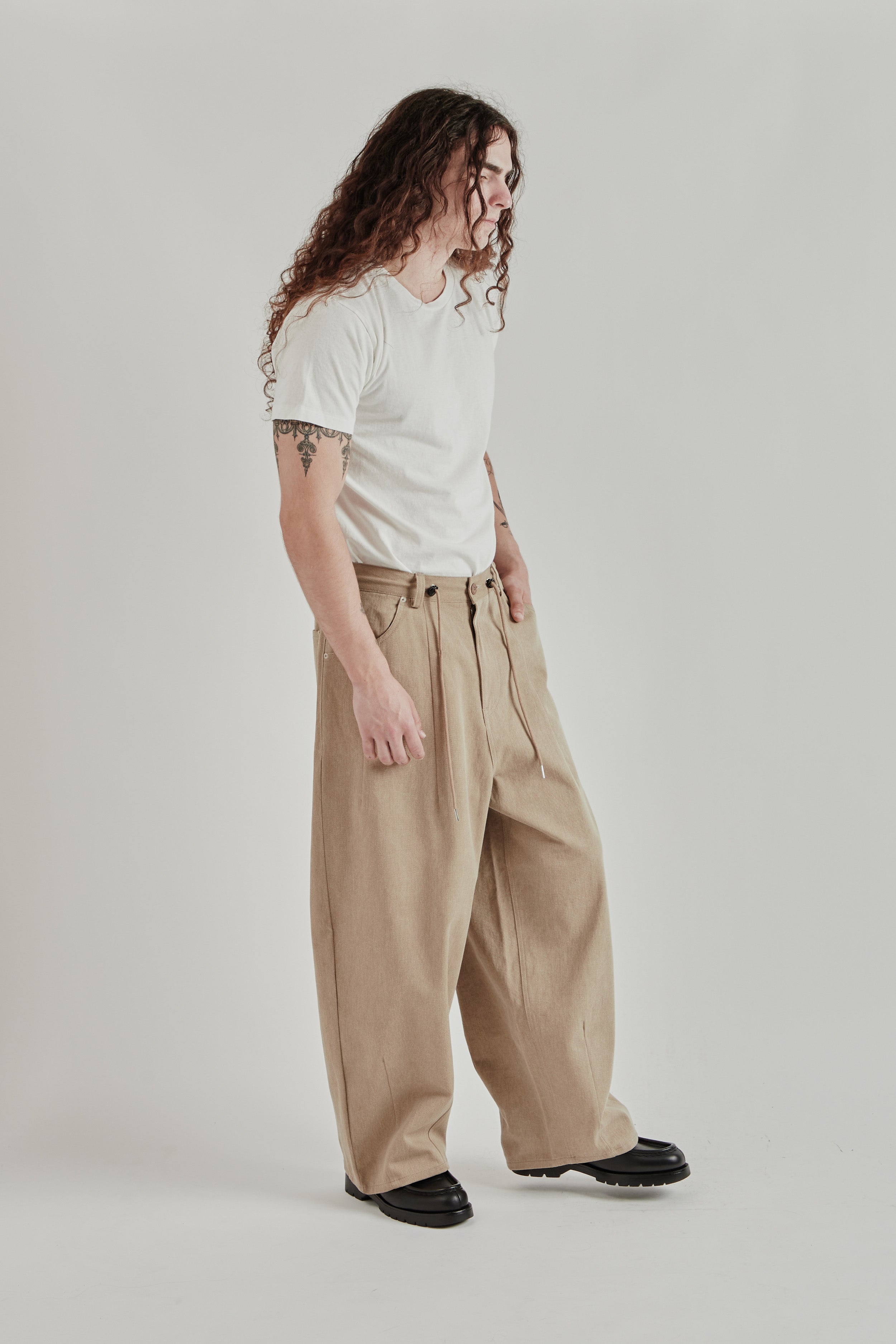 Estudio Niksen Double-Dart Denim Jeans - Brown | Wallace