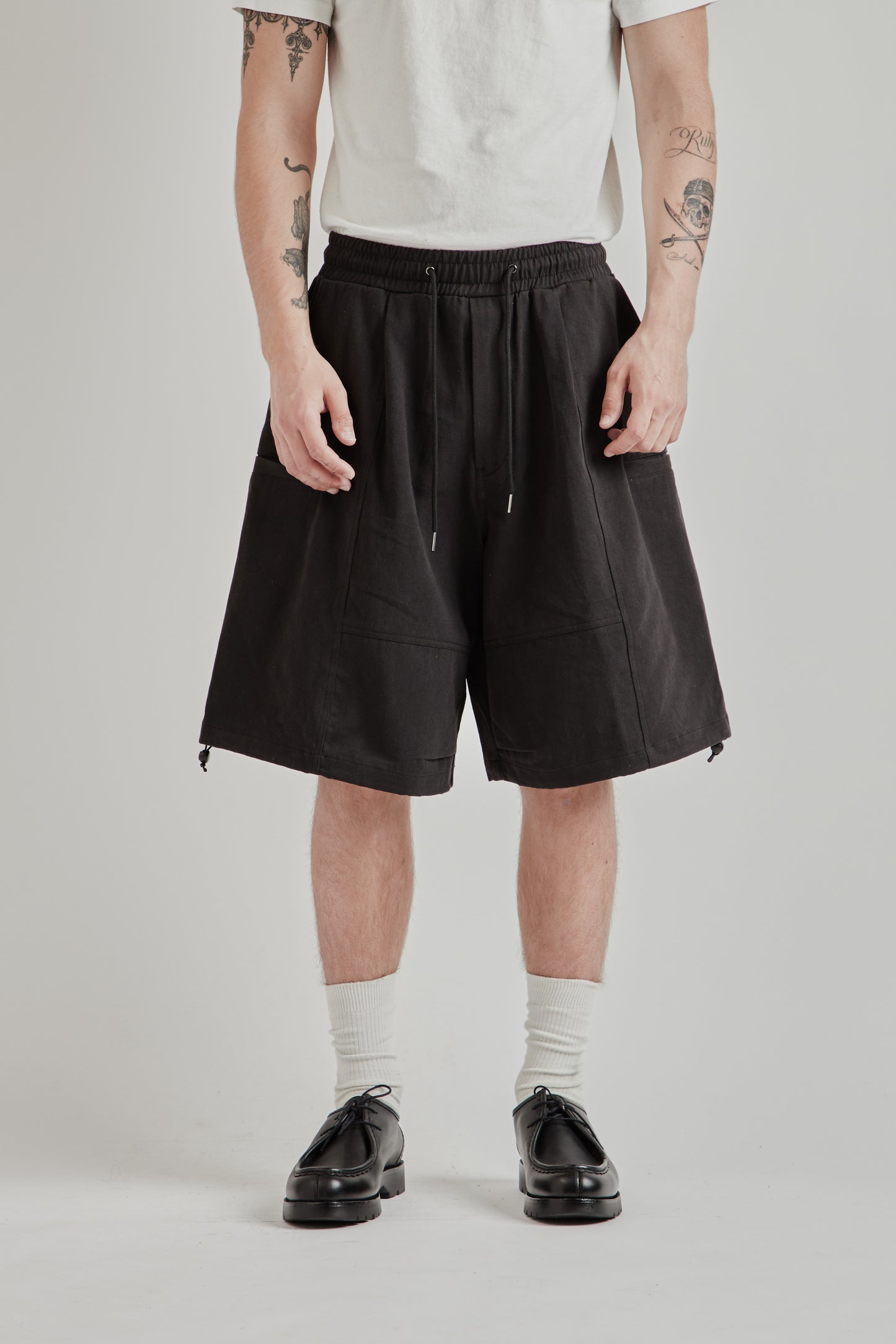 Estudio Niksen SS26 Slit Cargo Balloon Shorts Black0012