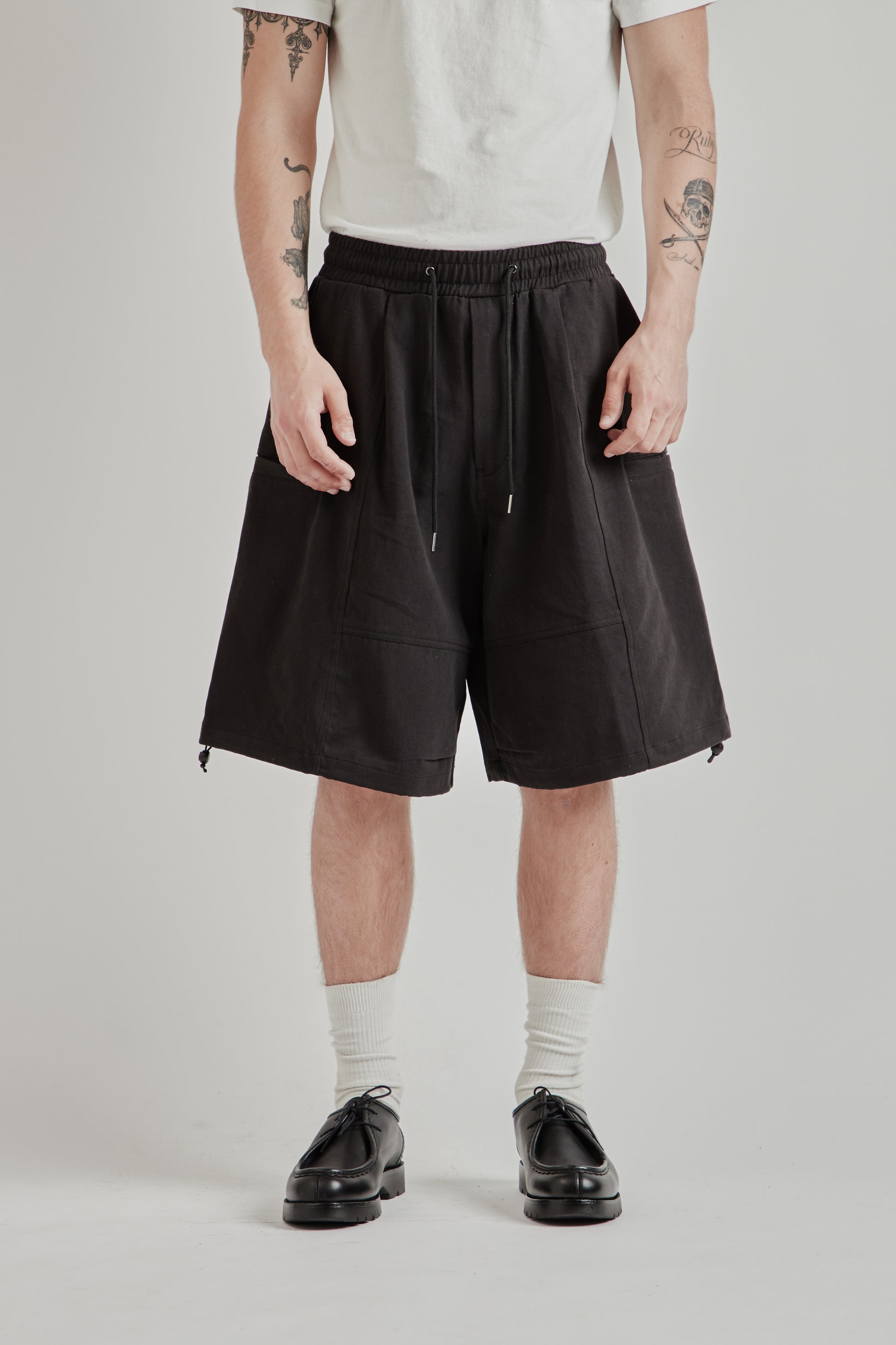 Estudio Niksen SS26 Slit Cargo Balloon Shorts Black0012
