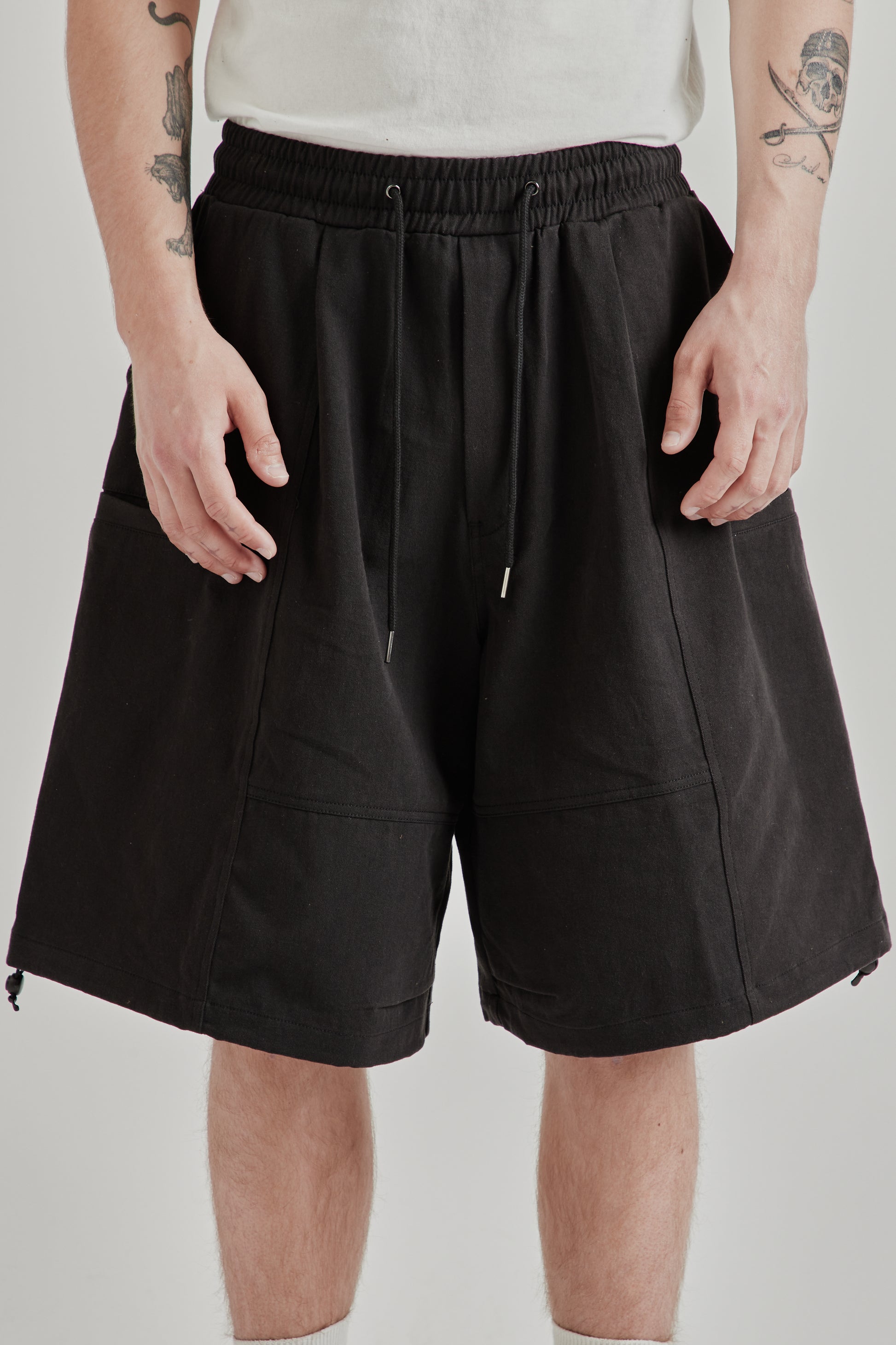 Estudio Niksen SS26 Slit Cargo Balloon Shorts Black1325