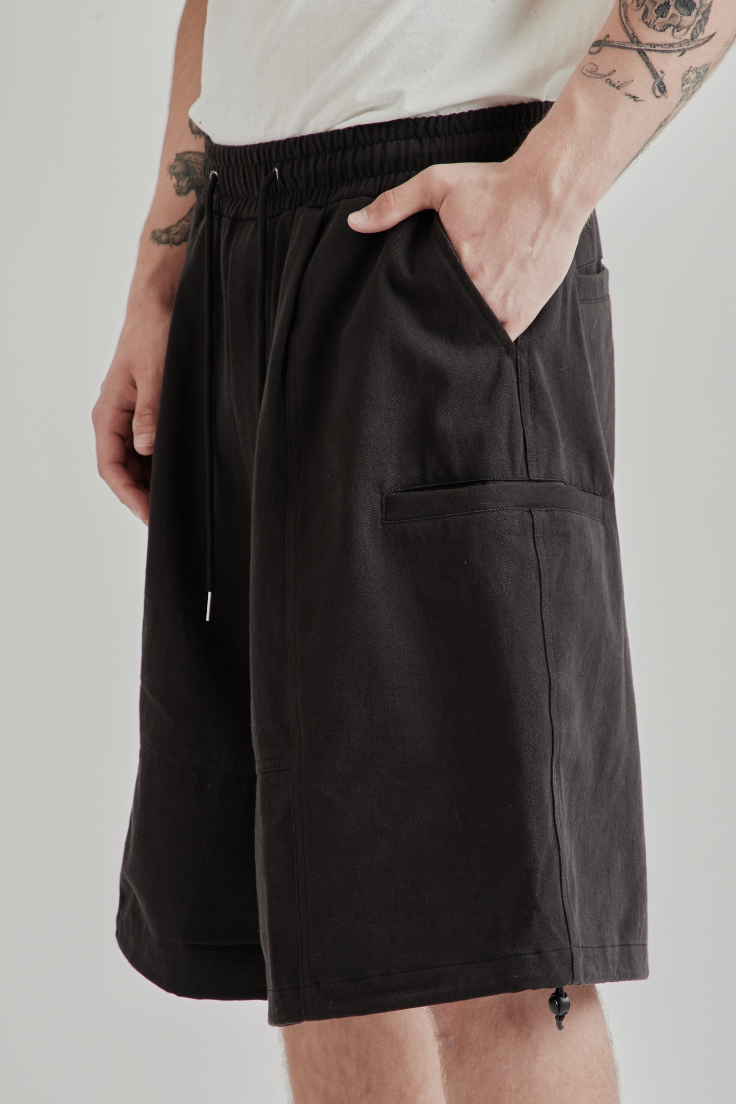 Estudio Niksen SS26 Slit Cargo Balloon Shorts Black1327