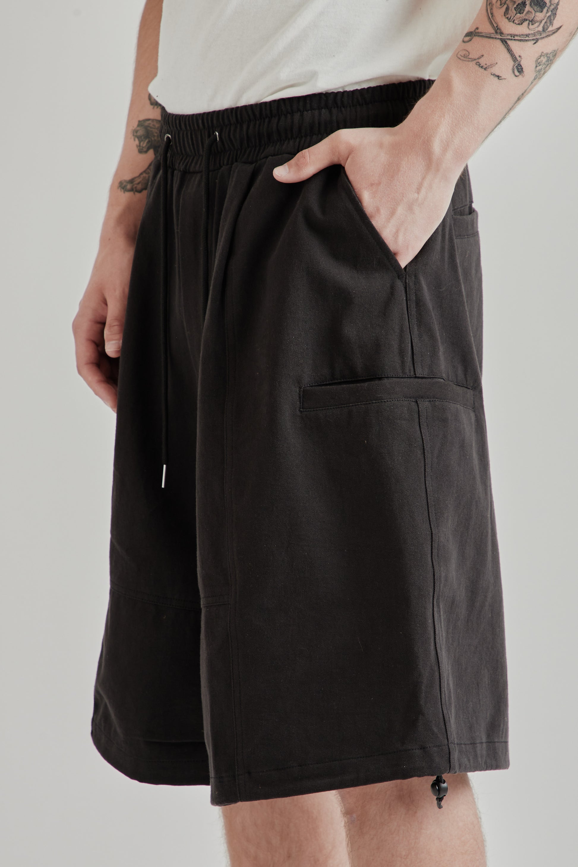 Estudio Niksen SS26 Slit Cargo Balloon Shorts Black1327