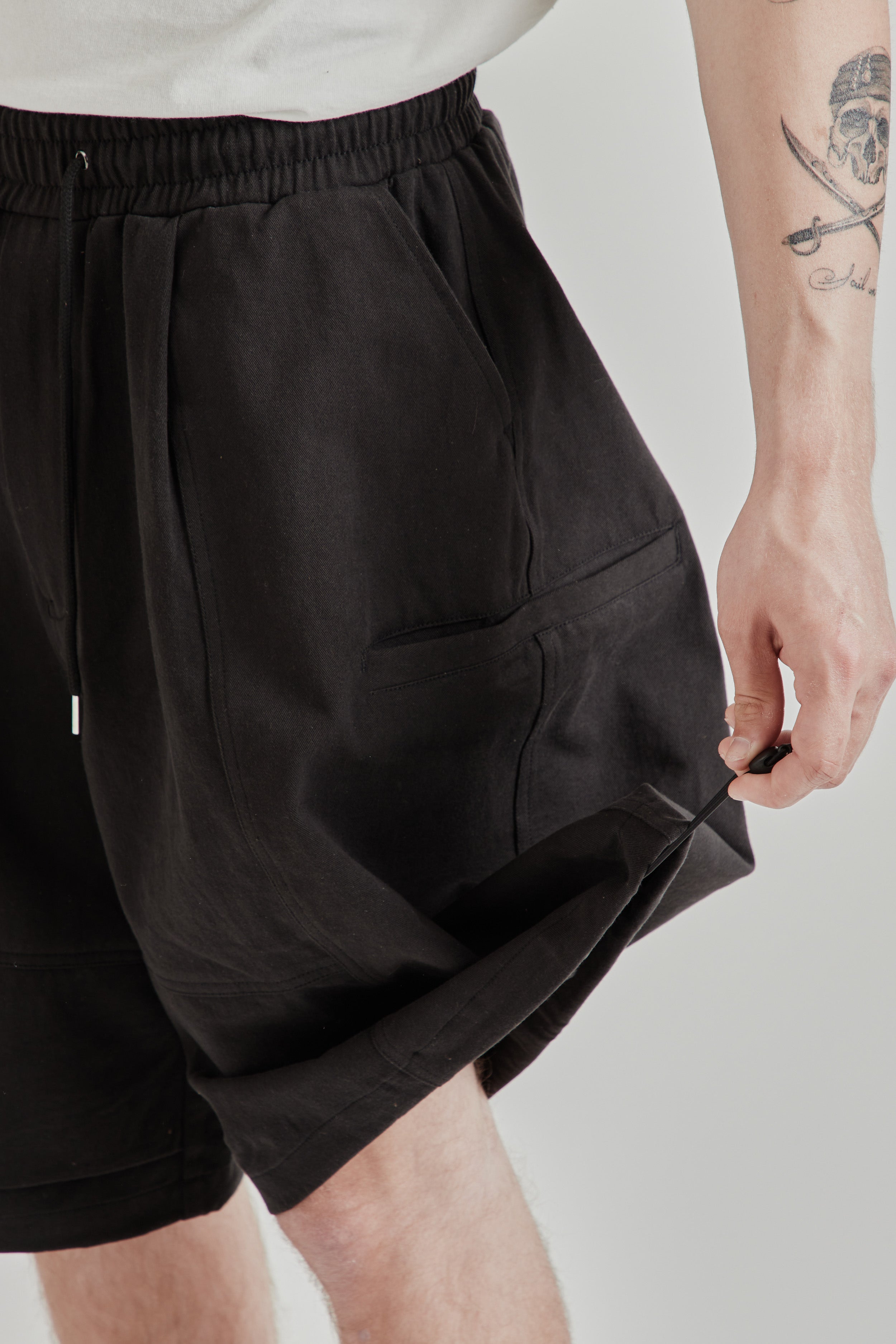 Estudio Niksen Slit Cargo Balloon Shorts - Black | Wallace