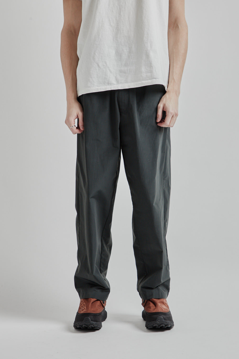 Goldwin Relax Straight Easy Pants Deep Charcoal 02