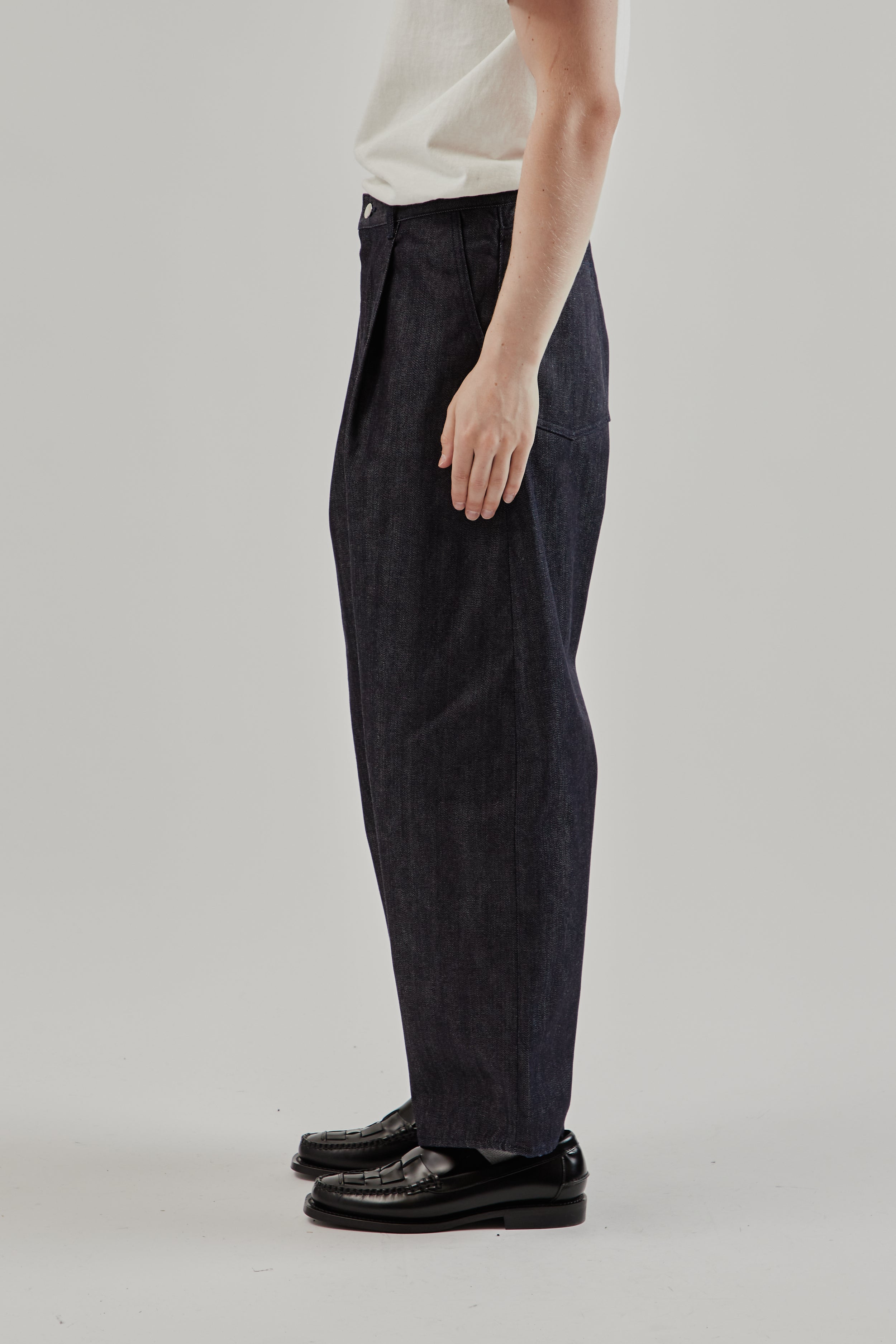 Still By Hand Deep Tuck Wide Denim Pants - Navy | Wallace