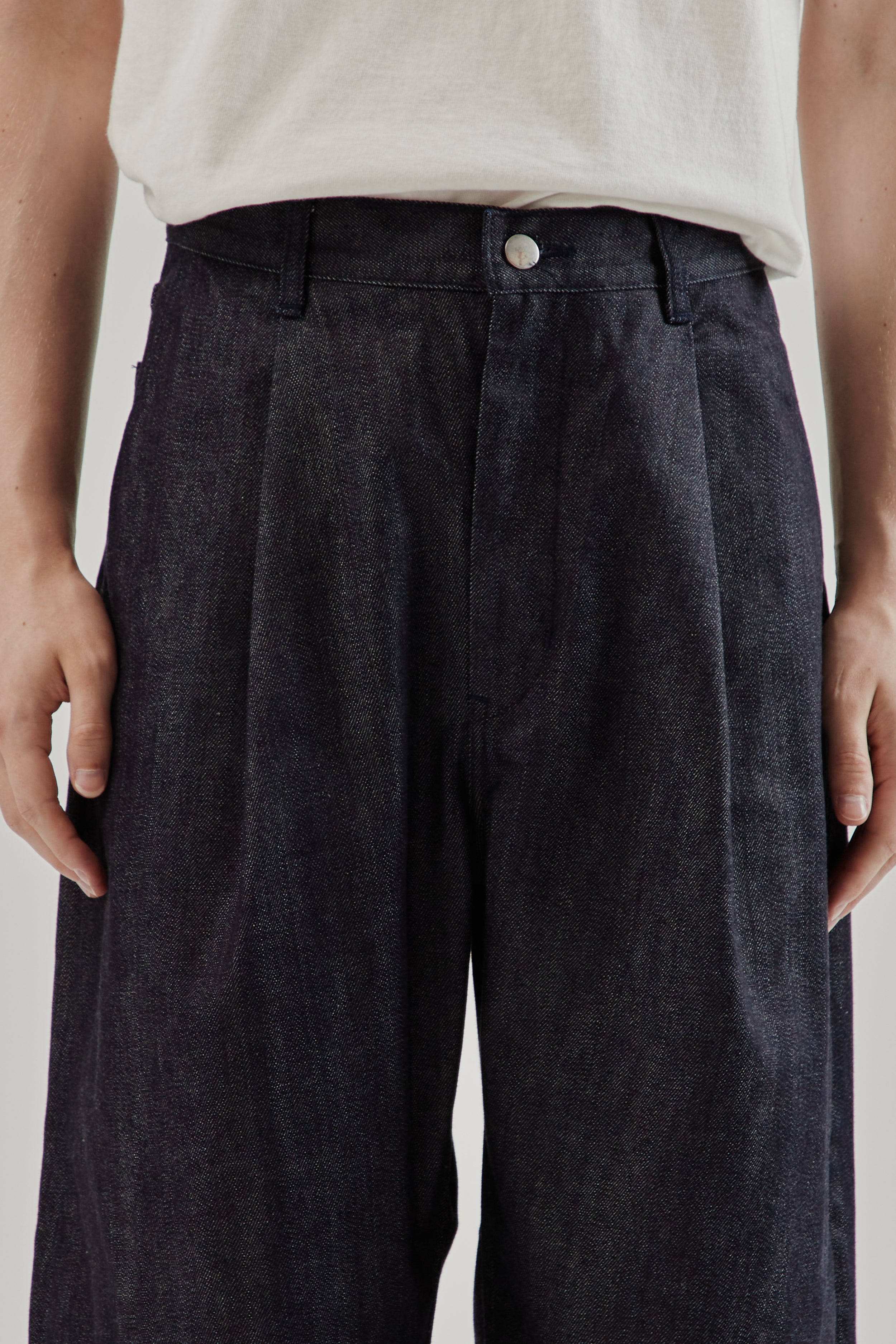 Still By Hand Deep Tuck Wide Denim Pants - Navy | Wallace