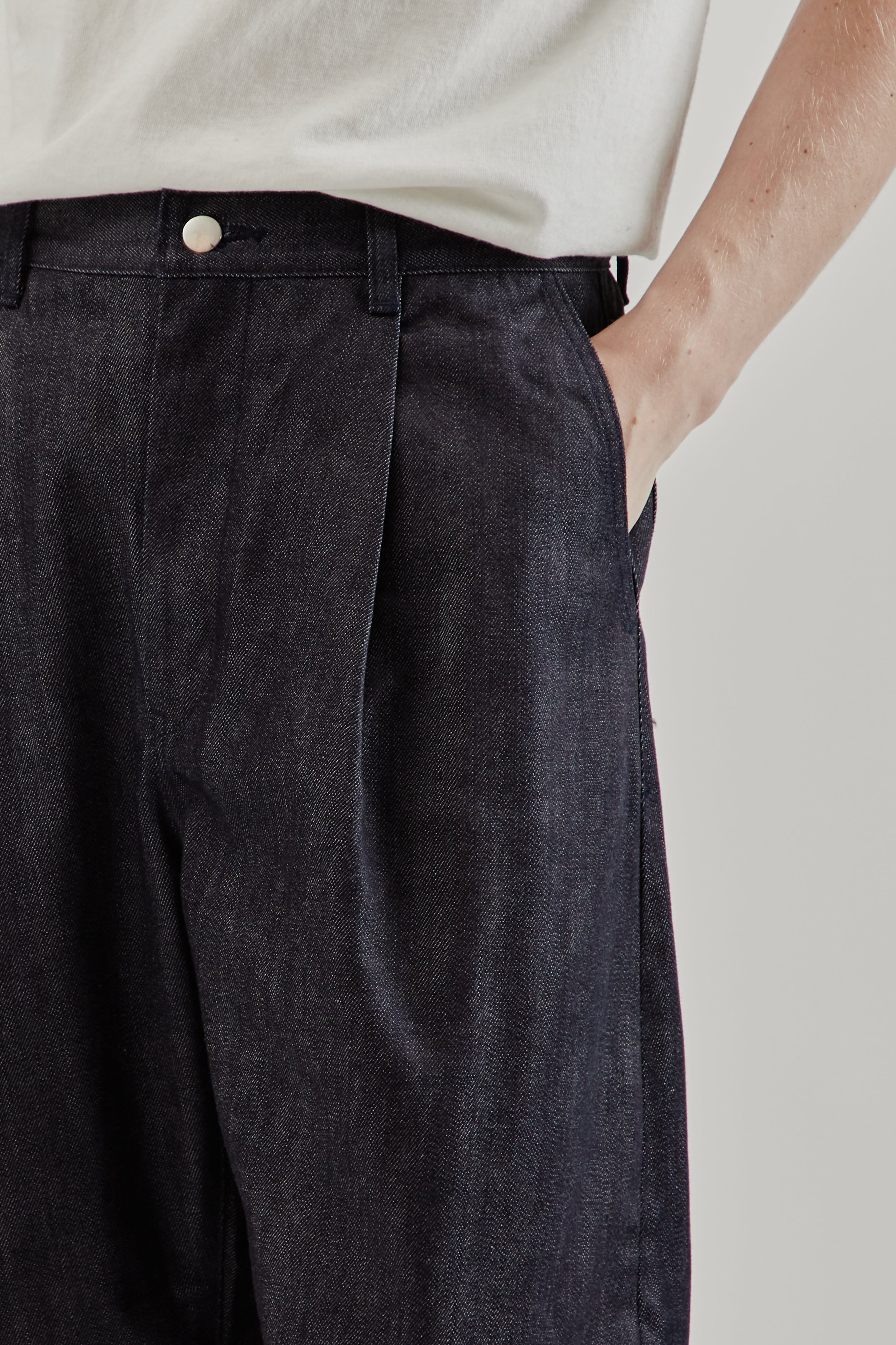 Still By Hand Deep Tuck Wide Denim Pants - Navy | Wallace