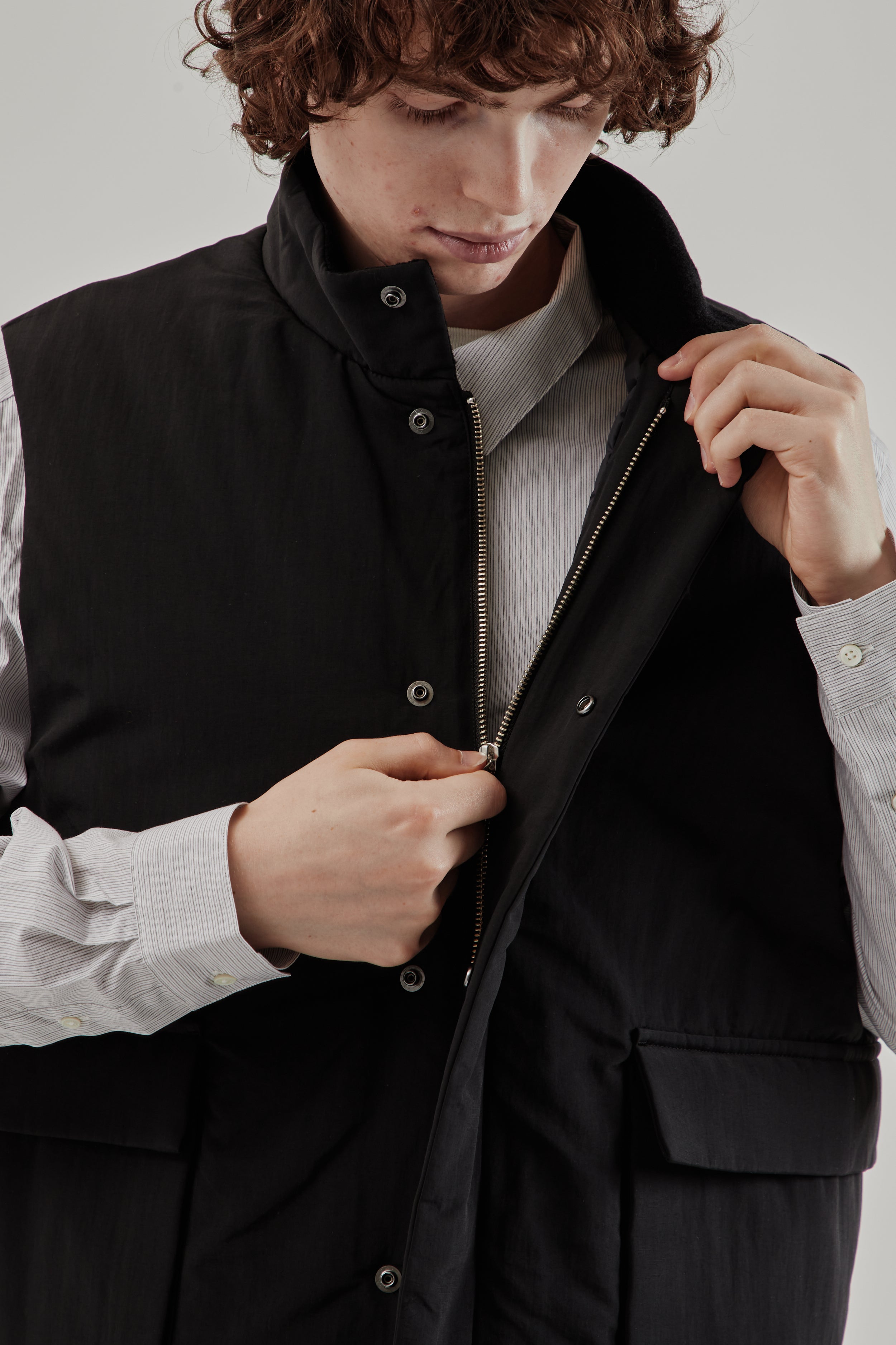 トップス 25SS STILL BY HAND STAND COLLAR VEST Still By Hand Stand Collar Padded Vest - Black | Wallace