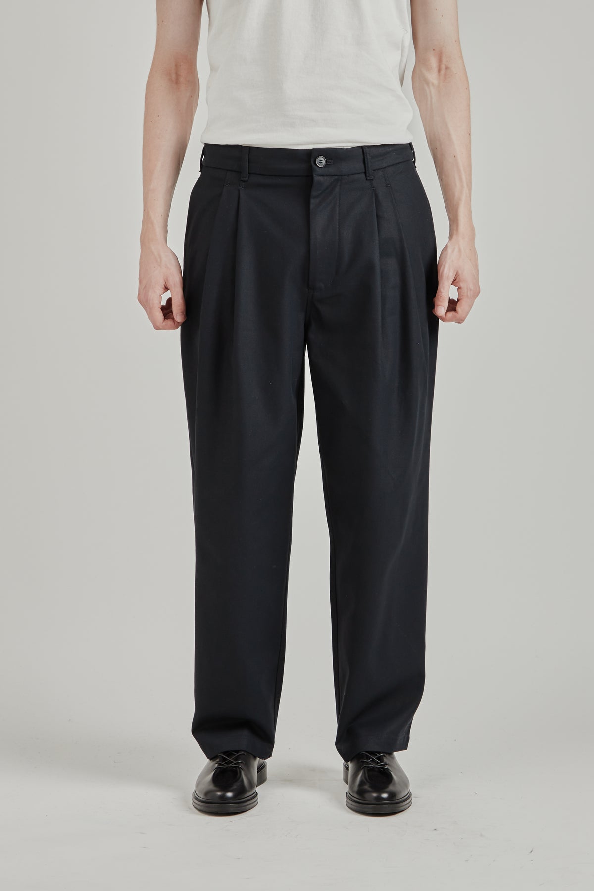 Deep Tuck Pressed Pants - Black Navy