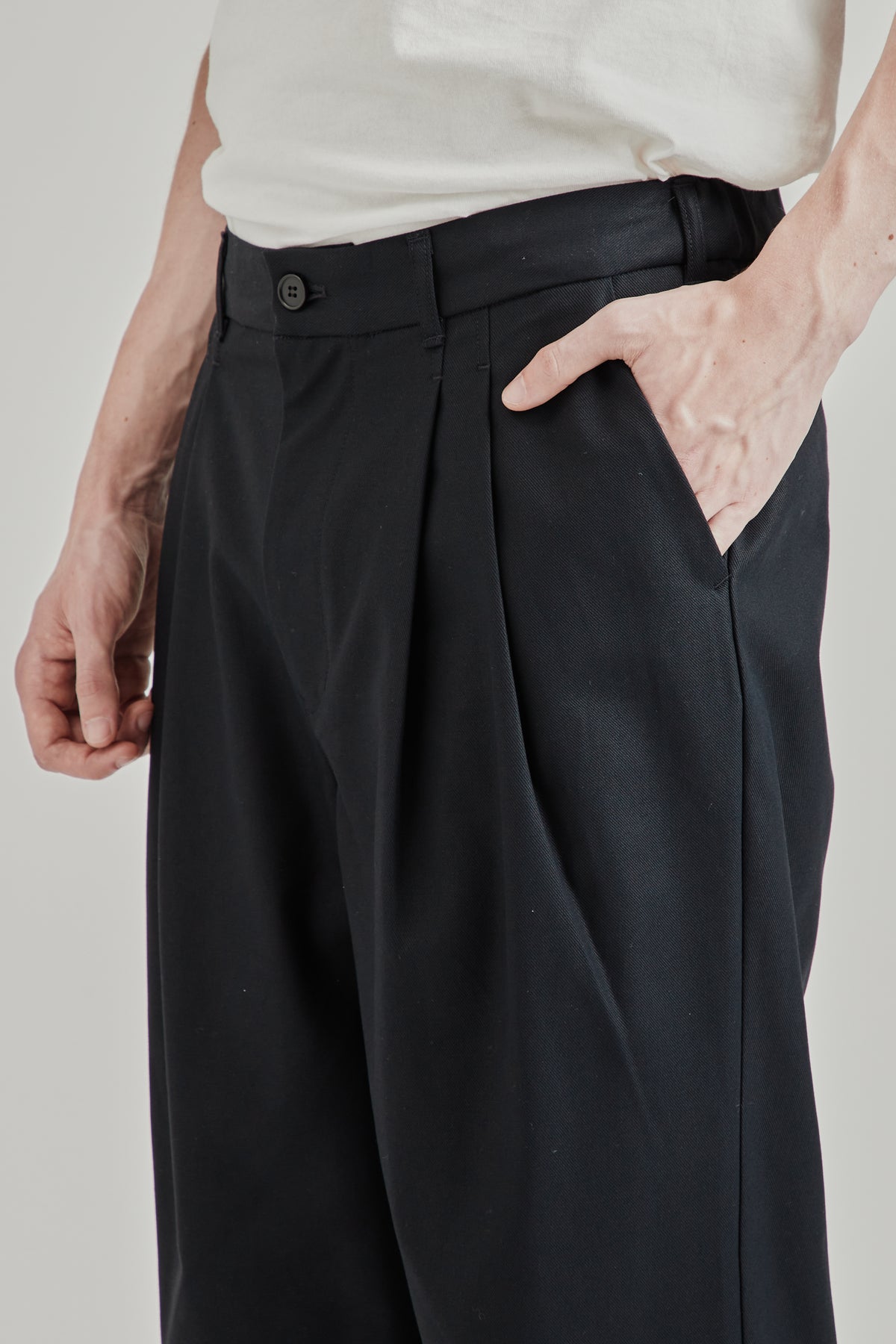 Deep Tuck Pressed Pants - Black Navy