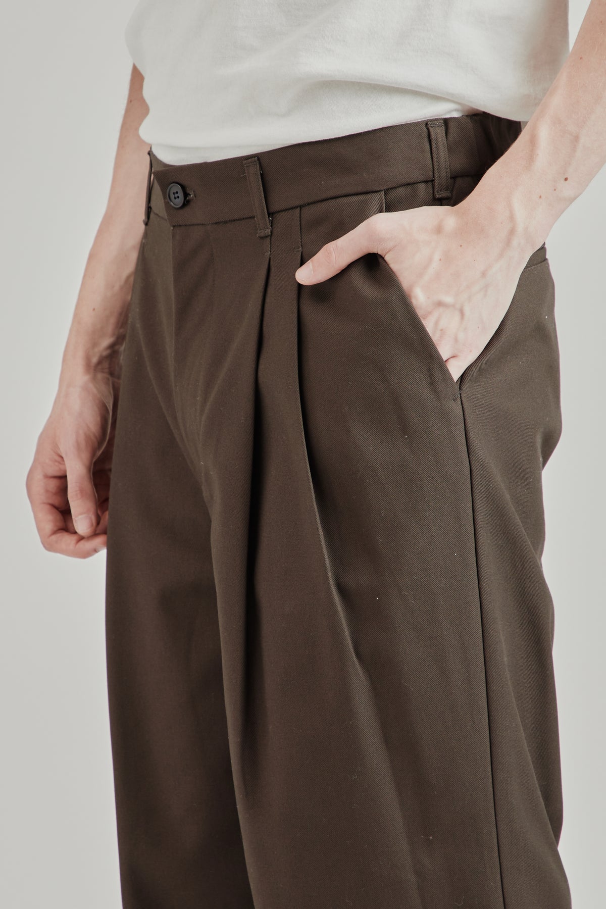 Deep Tuck Pressed Pants - Dark Brown