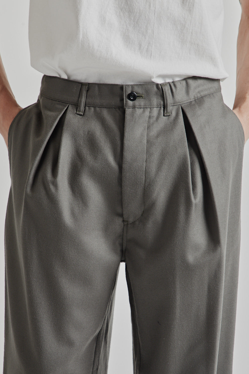 Still by Hand Box Pleat Wool Pants - Greige | Wallace