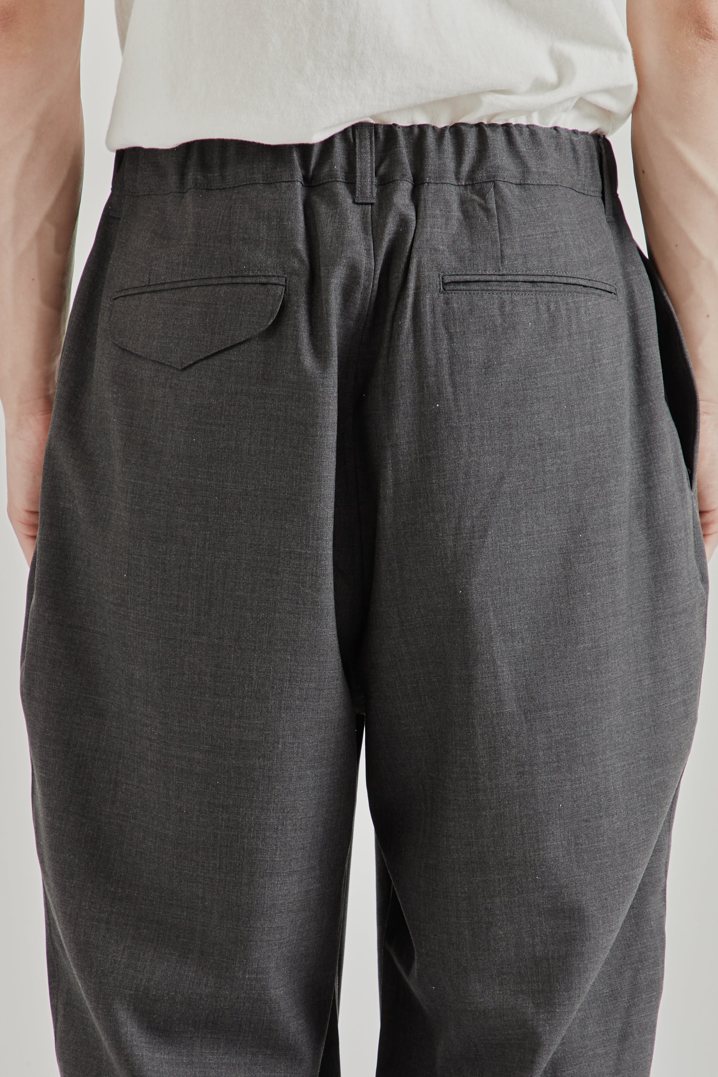 三好良着用 SO ORIGINAL SUMMER WOOL  PANTS Still by Hand Summer Wool Wide Pants - Charcoal | Wallace
