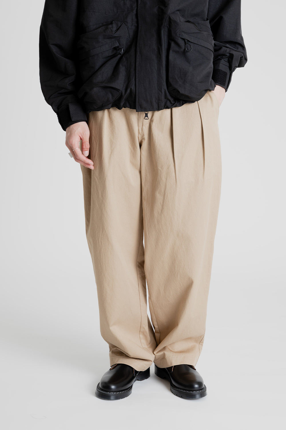 Uniform Bridge Banding Chino Pants in Beige