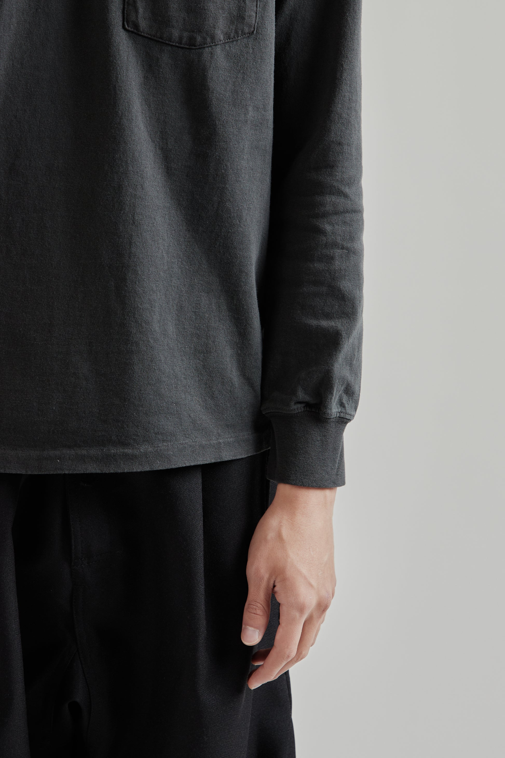 Velva Sheen FW25 Pigment Long Sleeve Pocket Tee Black 8