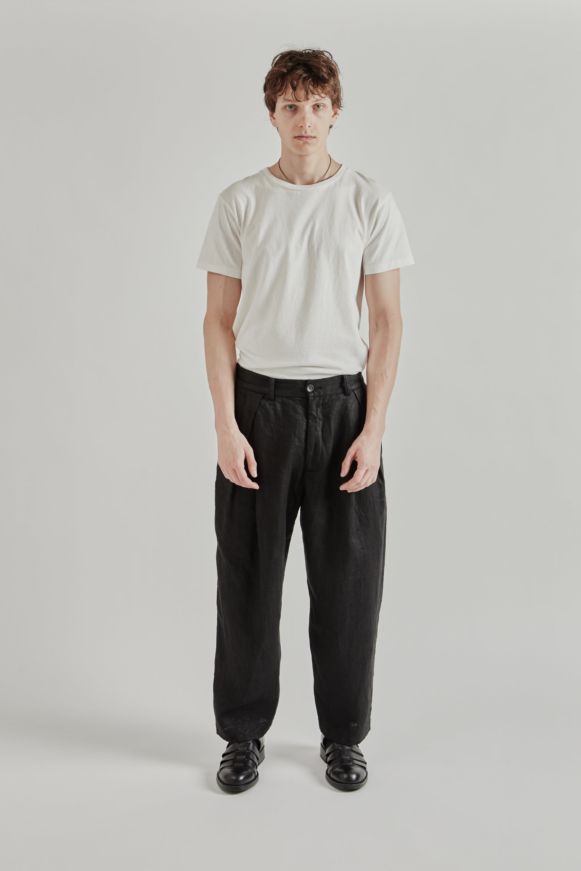 is-ness SS26 Linen Relax Tuck Pants Black 1