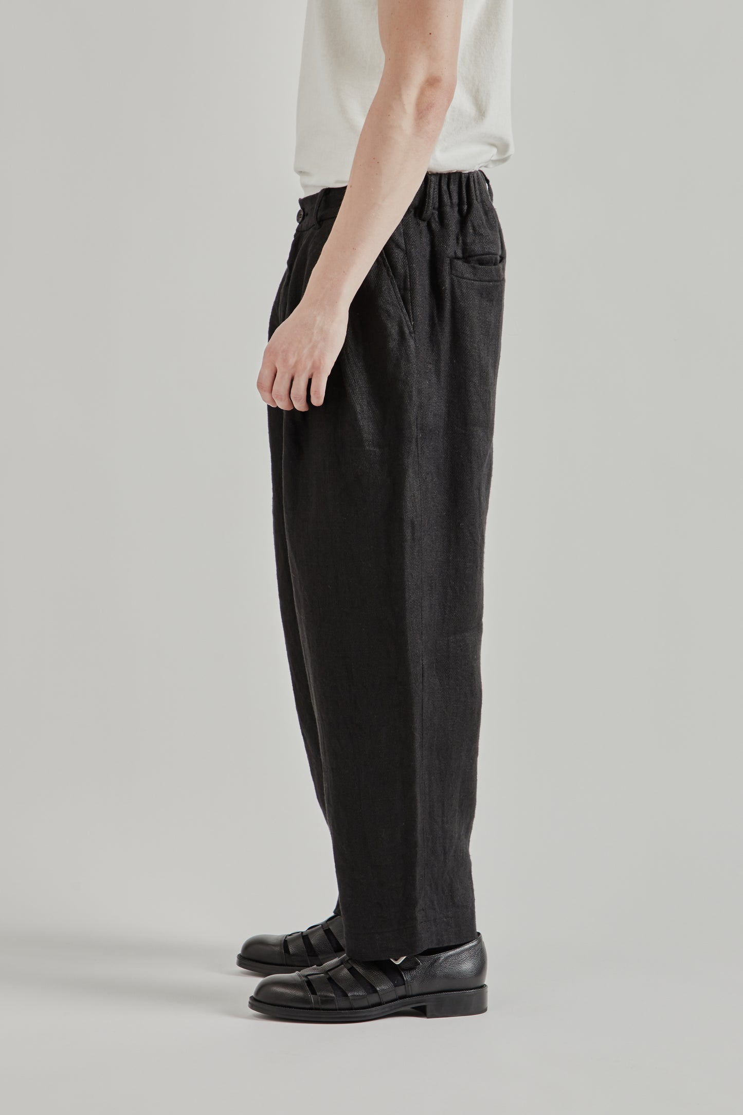is-ness SS26 Linen Relax Tuck Pants Black 3
