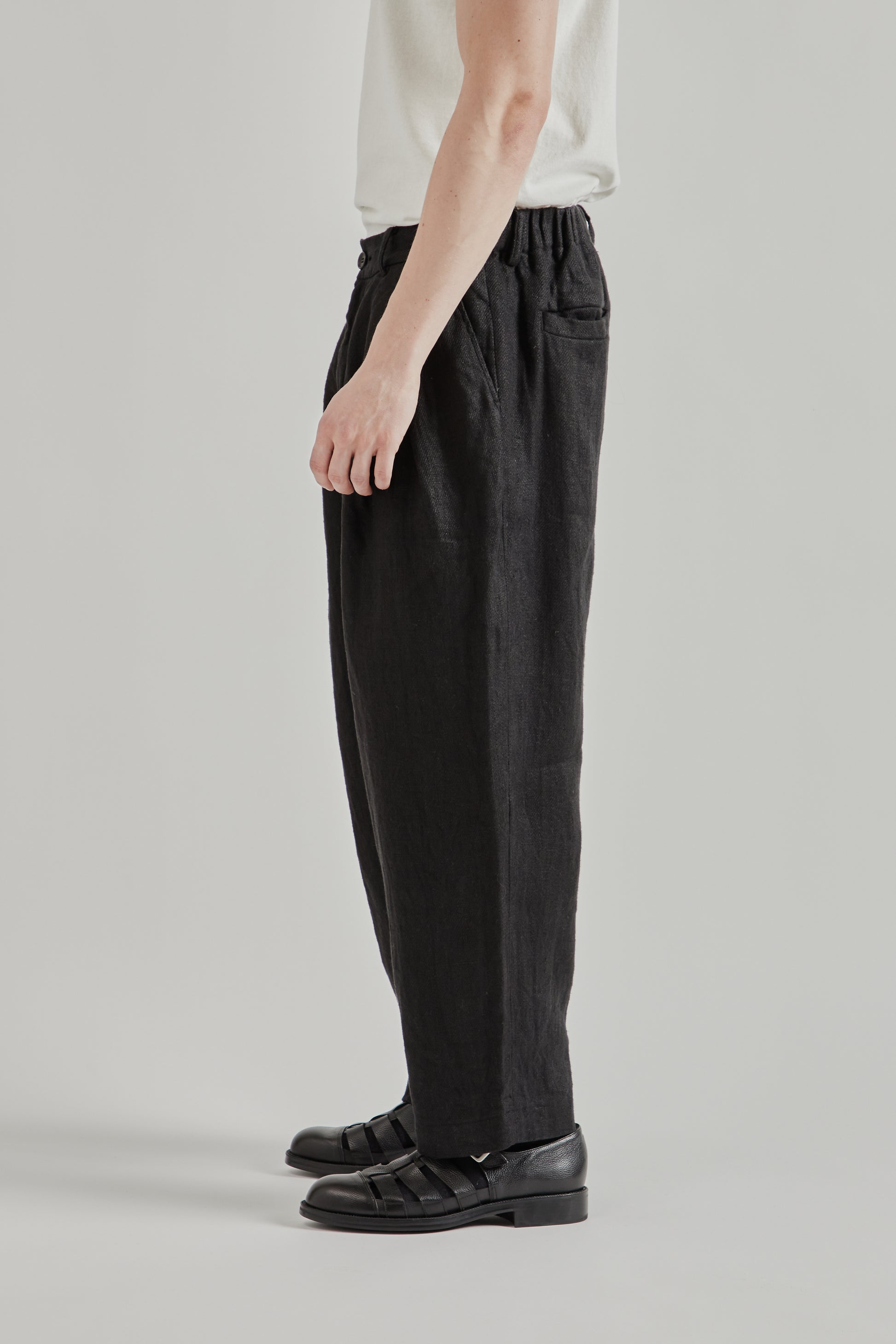 is-ness SS26 Linen Relax Tuck Pants Black 3
