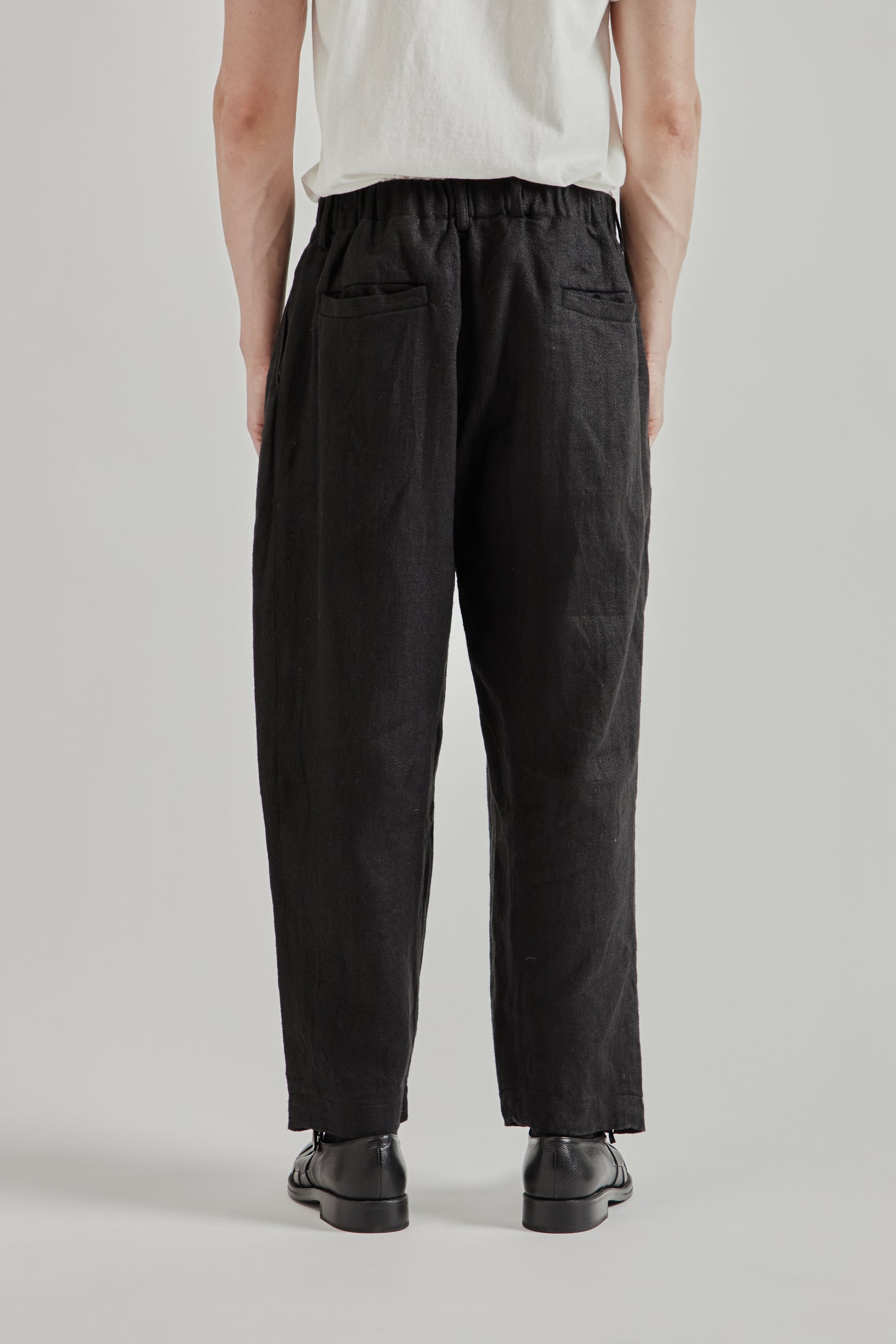 is-ness SS26 Linen Relax Tuck Pants Black 4