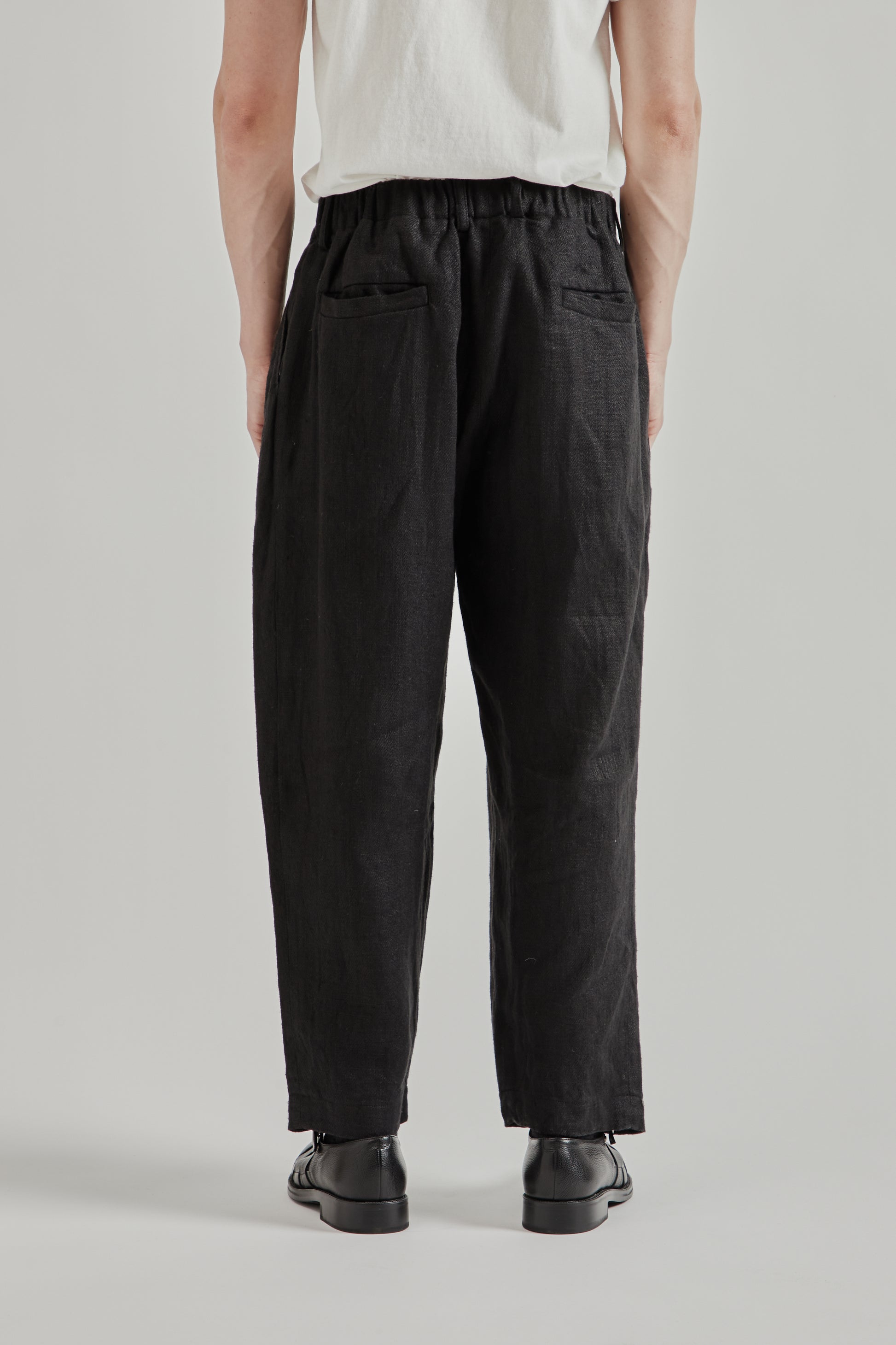 is-ness SS26 Linen Relax Tuck Pants Black 4