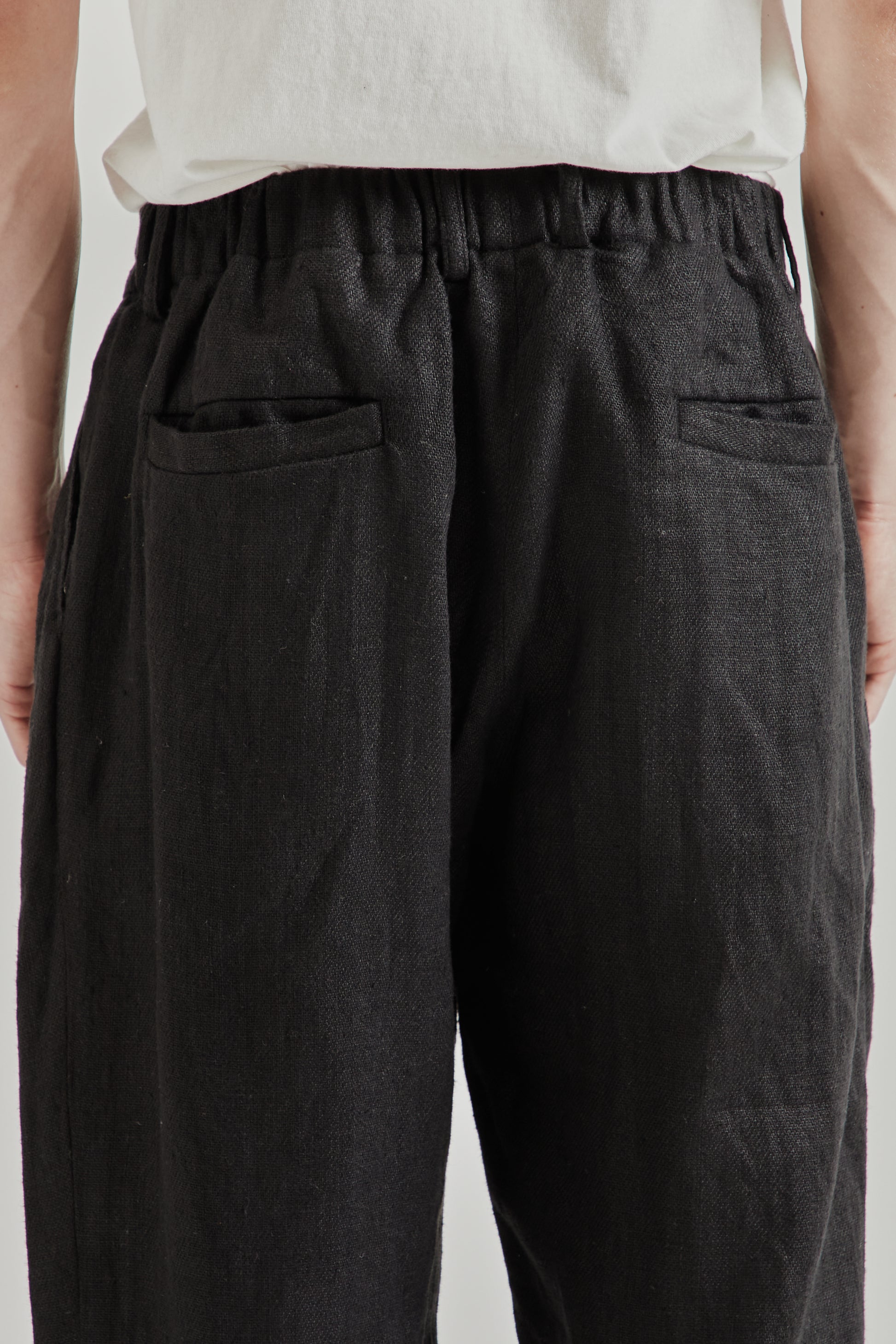is-ness SS26 Linen Relax Tuck Pants Black 5