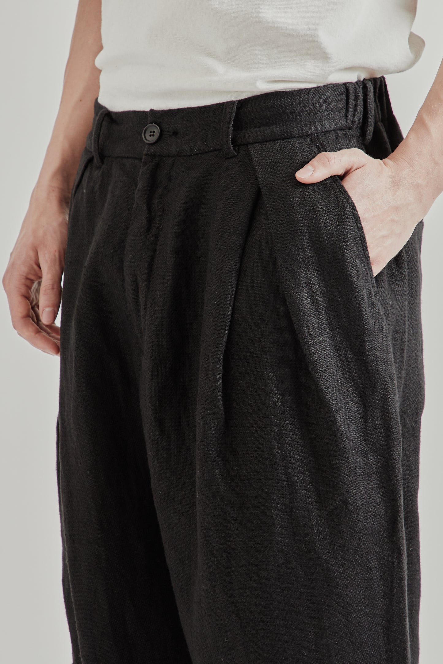 is-ness SS26 Linen Relax Tuck Pants Black 6