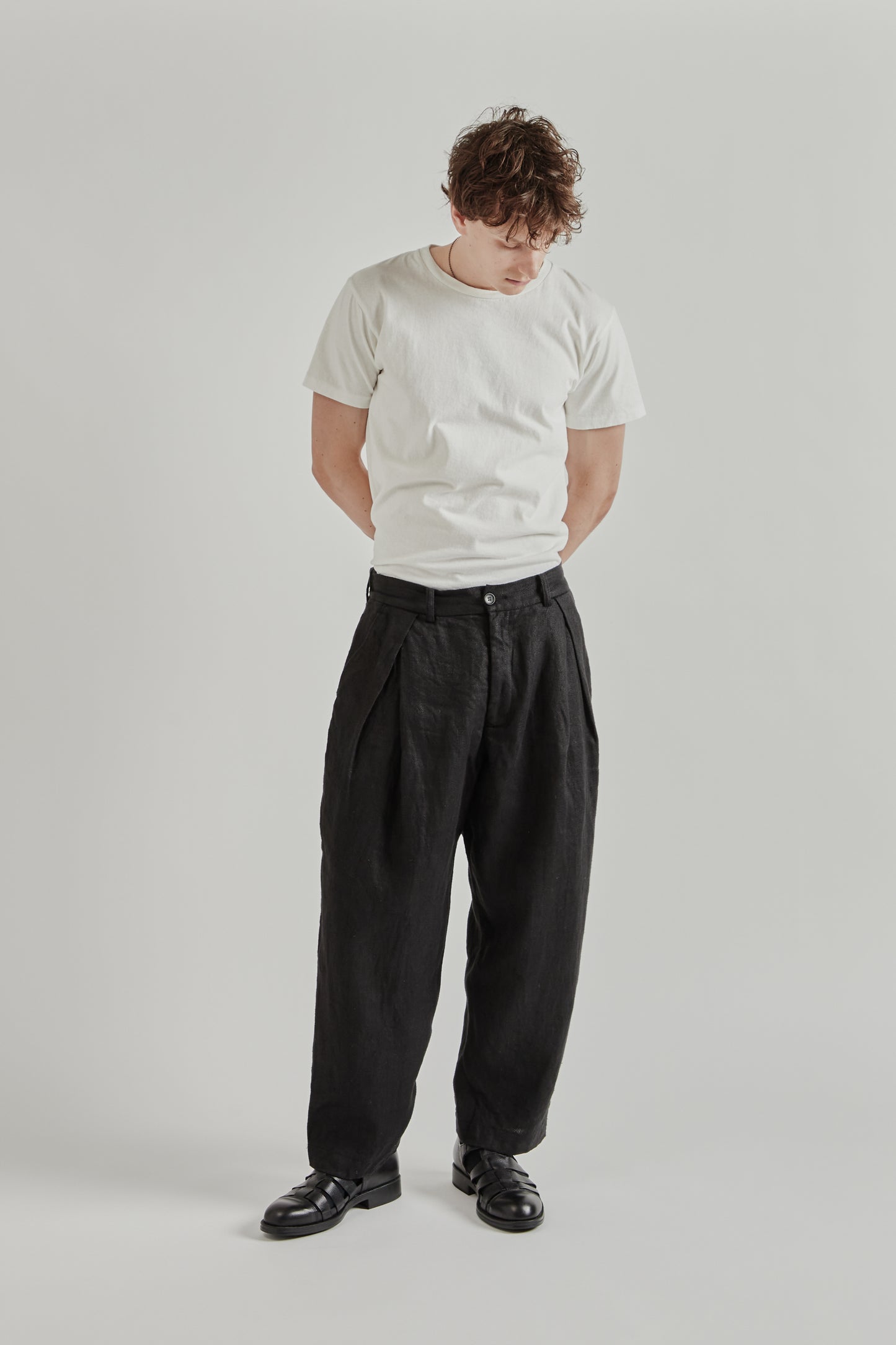 is-ness SS26 Linen Relax Tuck Pants Black 8
