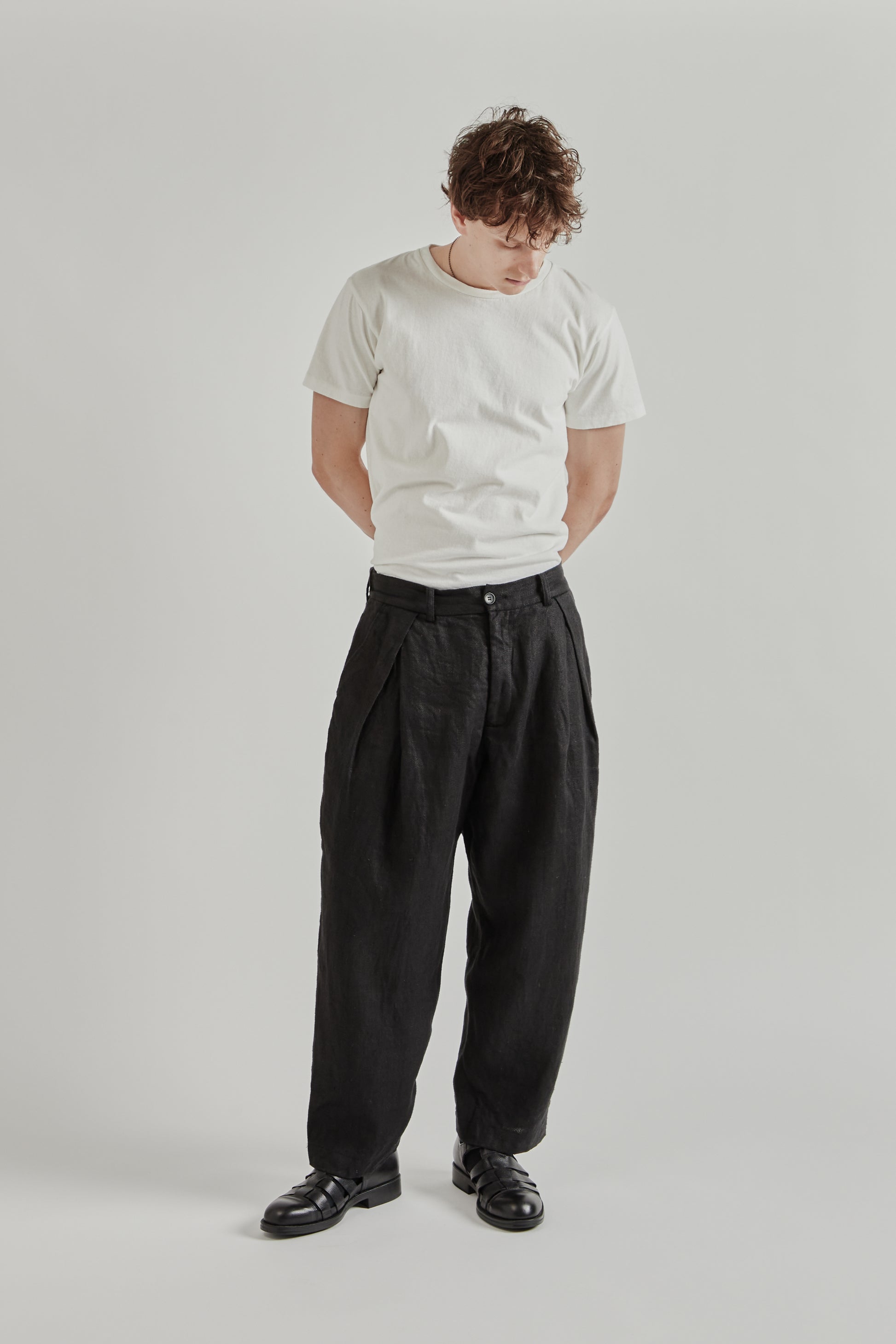 is-ness SS26 Linen Relax Tuck Pants Black 8