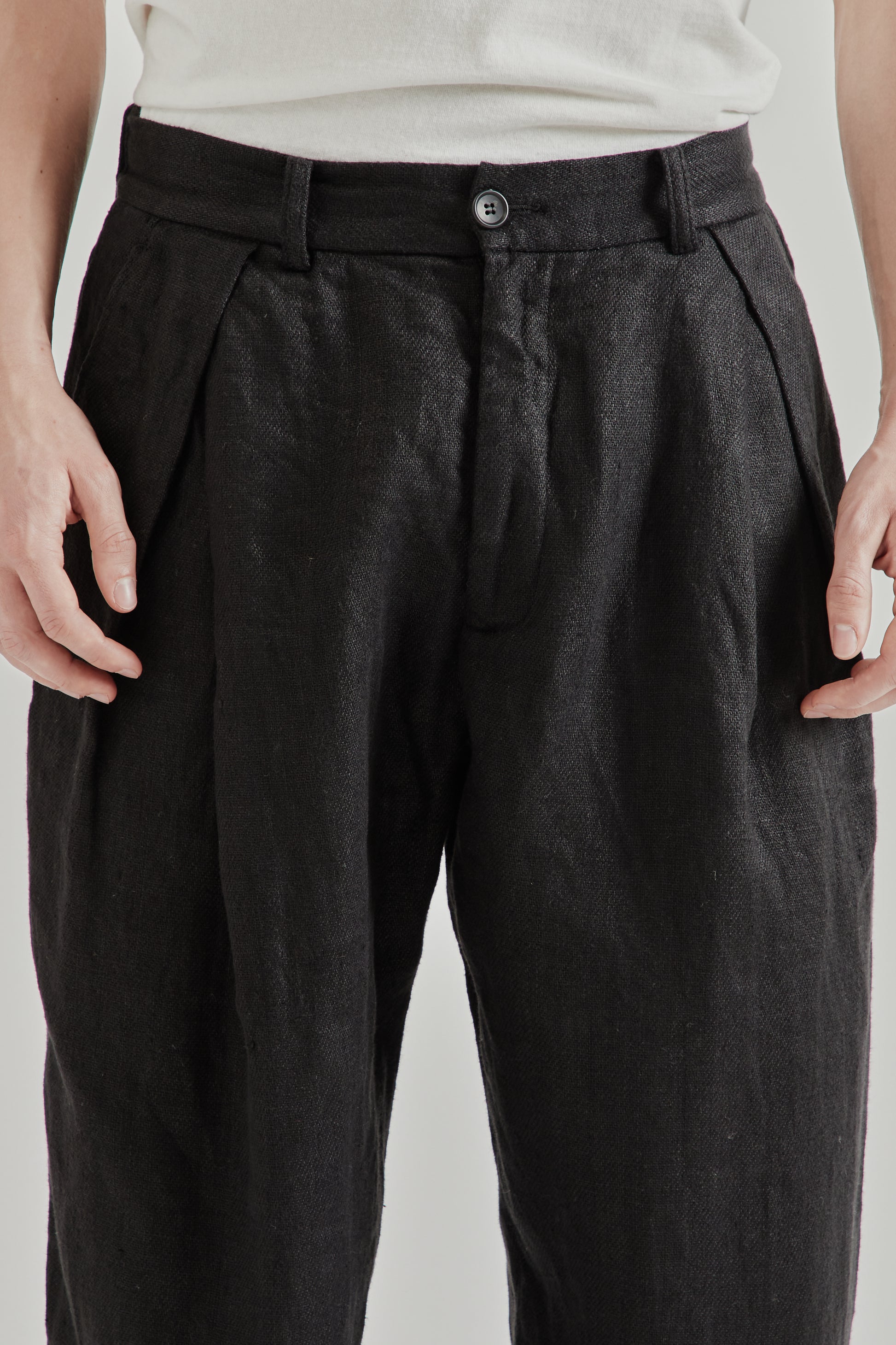 is-ness SS26 Linen Relax Tuck Pants Black 9