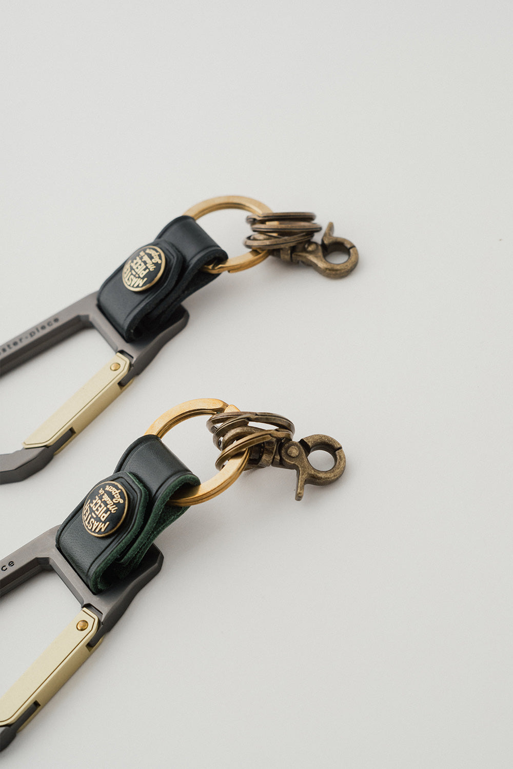 Master-Piece Caribiner key ring in green leather – No Man Walks Alone