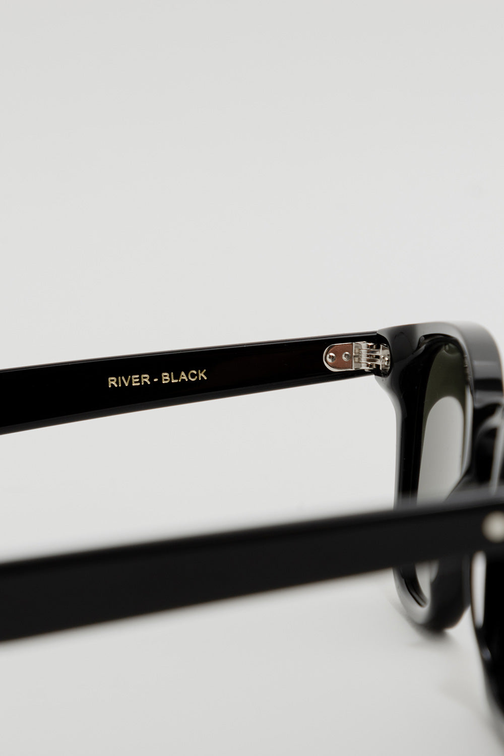 monokel-eyewear-river-black-green-gradient-lens