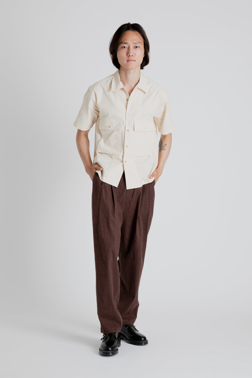 Uniform Bridge Linen Two Tuck Slack Pants in Brown | Wallace Mercantil