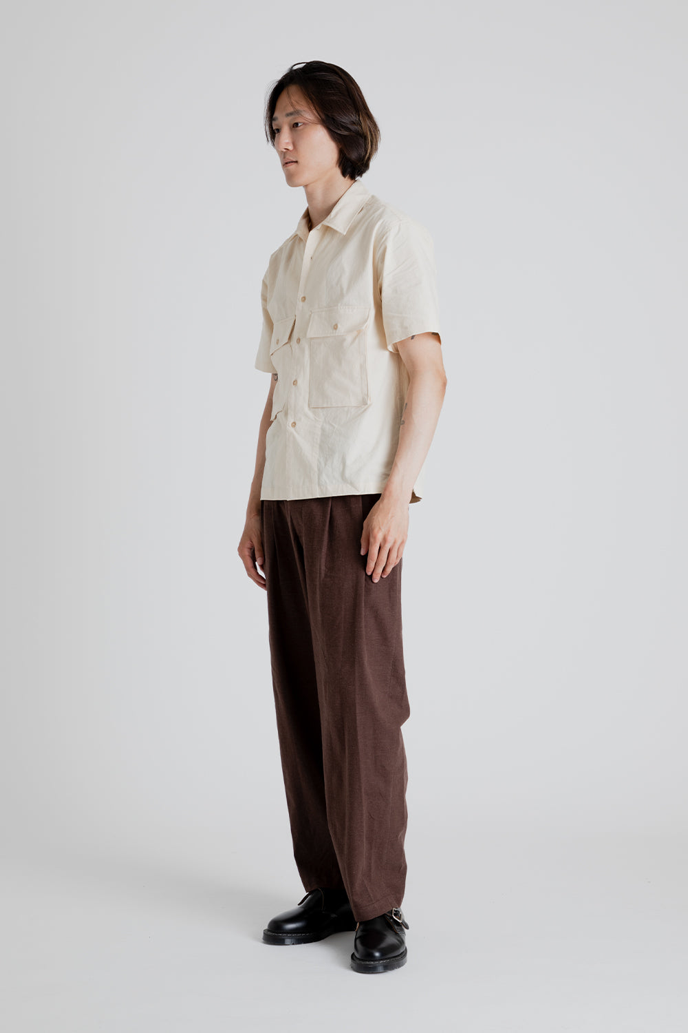 uniform-bridge-linen-two-tuck-slack-pants-brown