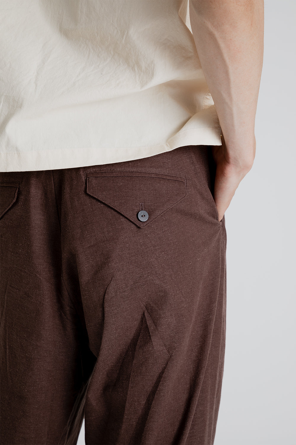 uniform-bridge-linen-two-tuck-slack-pants-brown