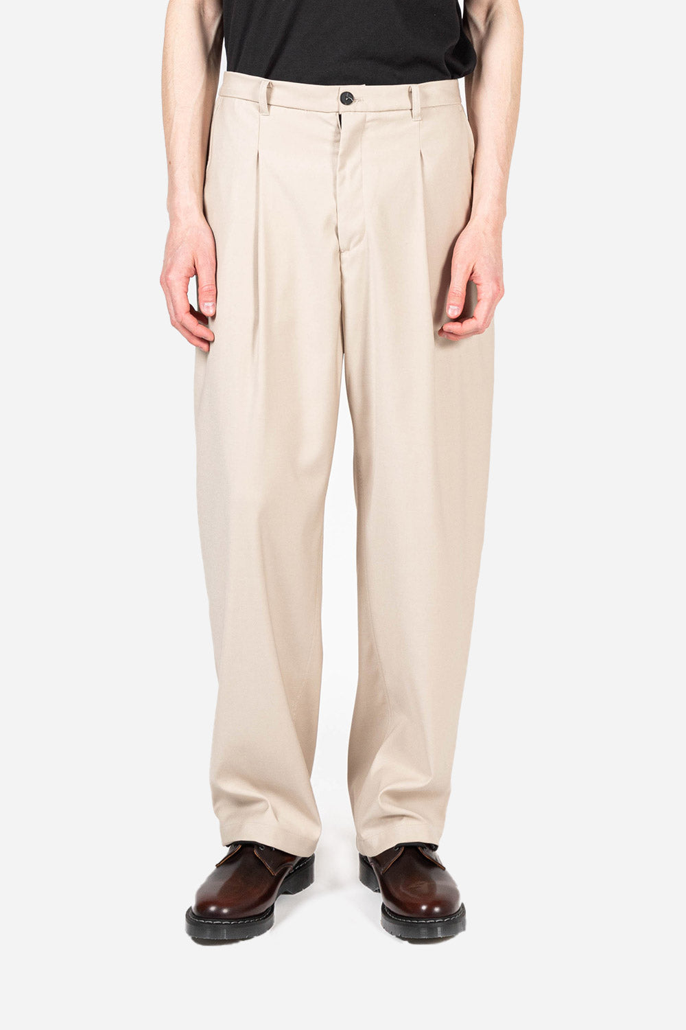 uniform-bridge-one-tuck-easy-slacks-beige