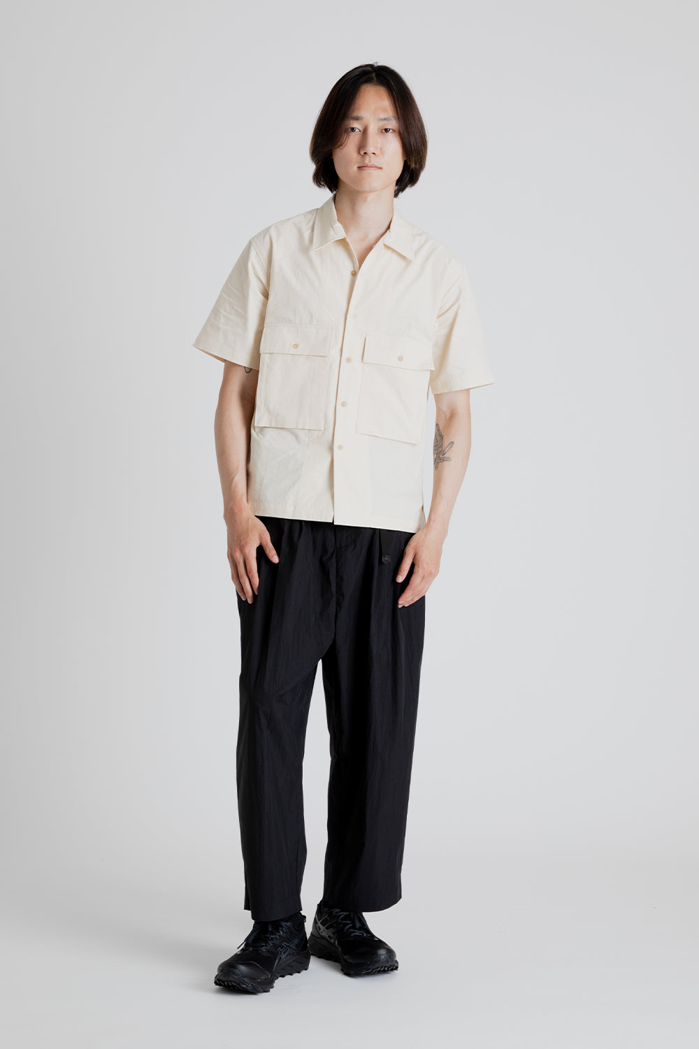 Uniform Bridge Two Pocket Linen Short Shirt in Ivory