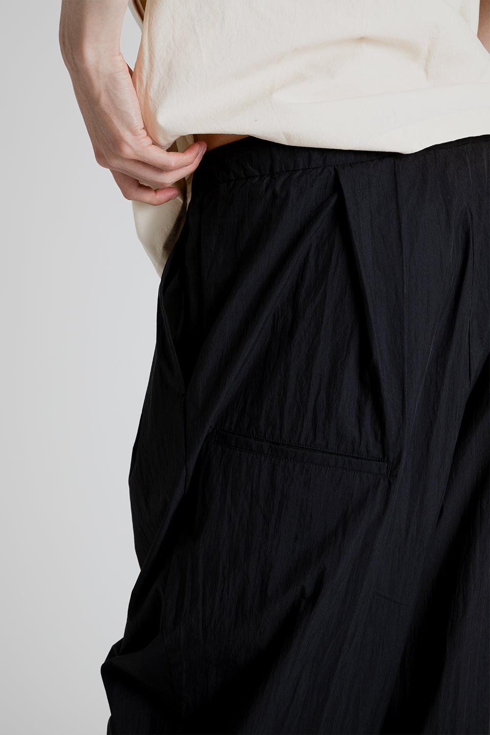Uniform Bridge Volume Strap Easy Pants in Black