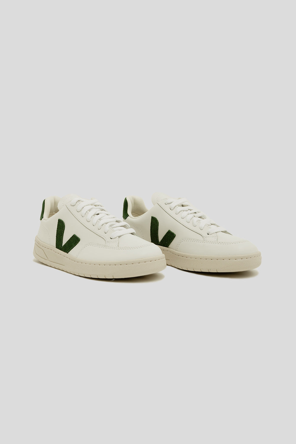 veja-v-12-extra-white-leather-cypress-green